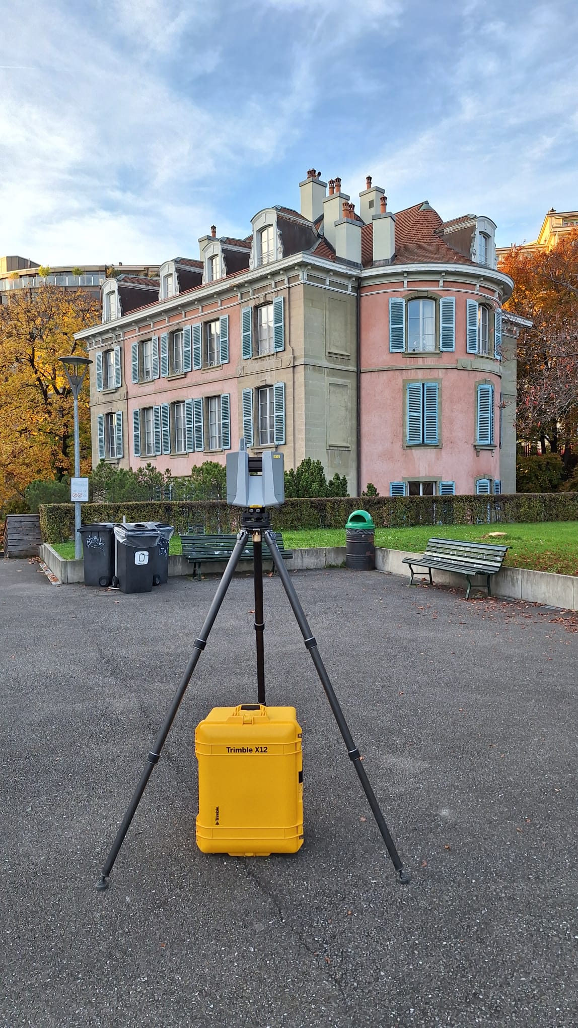 Scanner laser installé devant un bâtiment existant