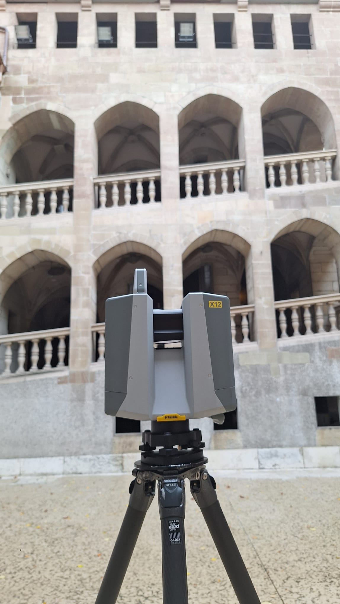 Scanner laser placé devant les arcades d’un bâtiment