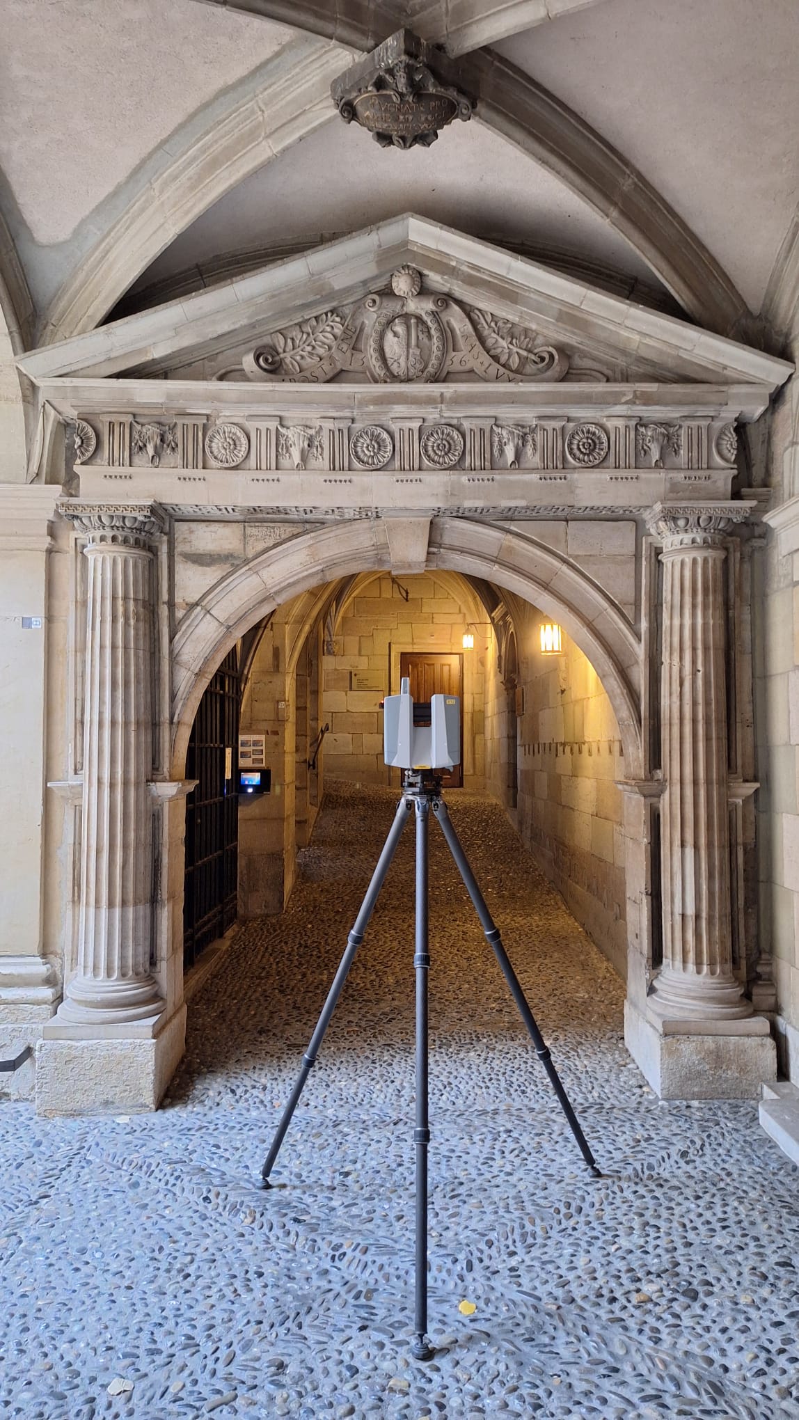 Scanner laser sur trépied dans un passage intérieur