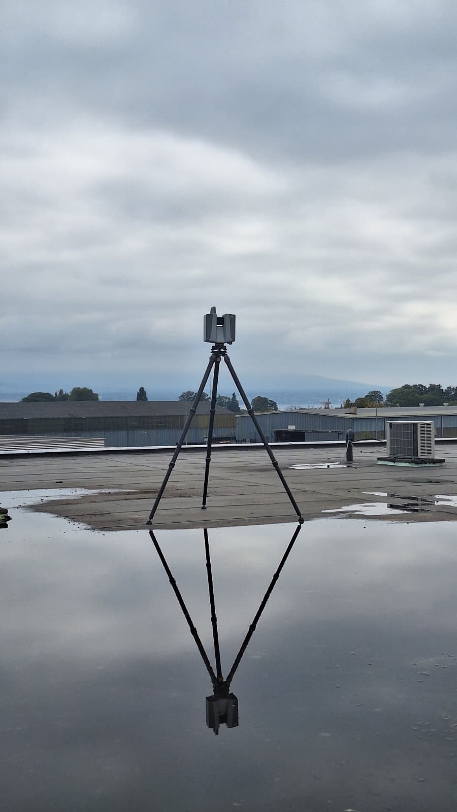 Scanner laser sur trépied lors d’un relevé en toiture